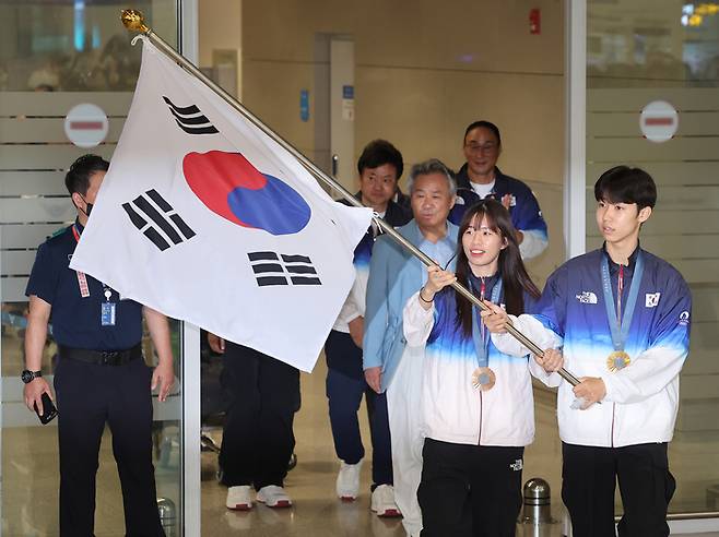 태권도 박태준과 복싱 임애지 등 2024 파리 올림픽 선수단이 13일 인천국제공항 제2여객터미널을 통해 귀국하고 있다. 사진 | 인천국제공항=연합뉴스