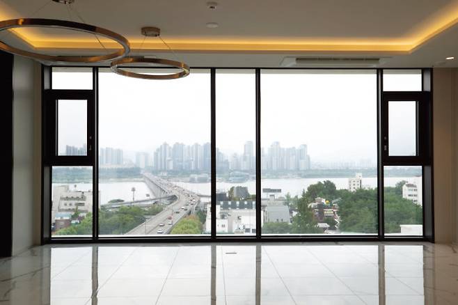 아페르한강 거실에서 바라본 한강 풍경.