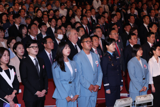 허은아 개혁신당 대표(앞줄 왼쪽부터), 한동훈 국민의힘 대표, 파리올림픽 양궁 금메달리스트 임시현, 김우진, 조은애 중령, 파리올림픽 유도 은메달리스트 허미미 등 참석자들이 15일 서울 종로구 세종문화회관에서 열린 제79주년 광복절 경축식에서 애국가를 부르고 있다.<연합뉴스>