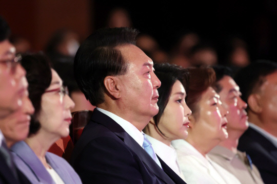 윤석열 대통령과 김건희 여사가 15일 서울 종로구 세종문화회관에서 열린 제79주년 광복절 경축식에서 공연을 감상하고 있다. [연합뉴스 제공]