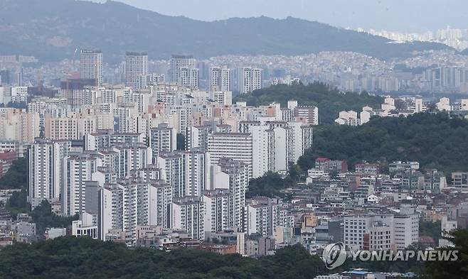 서울 남산에서 바라본 시내 아파트 모습.  연합뉴스