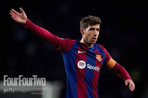 사진=게티이미지. 스페인 매체 '문도 데포르티보'는 "토트넘 훗스퍼는 바르셀로나를 떠난 이후, 자유계약(FA)이 된 로베르토를 영입하기 위해 대화를 시작했다. 아직 큰 진전은 없다. 웨스트햄 유나이티드 역시 그를 영입하기 위해 움직임을 가져가는 중이다"라고 전했다.