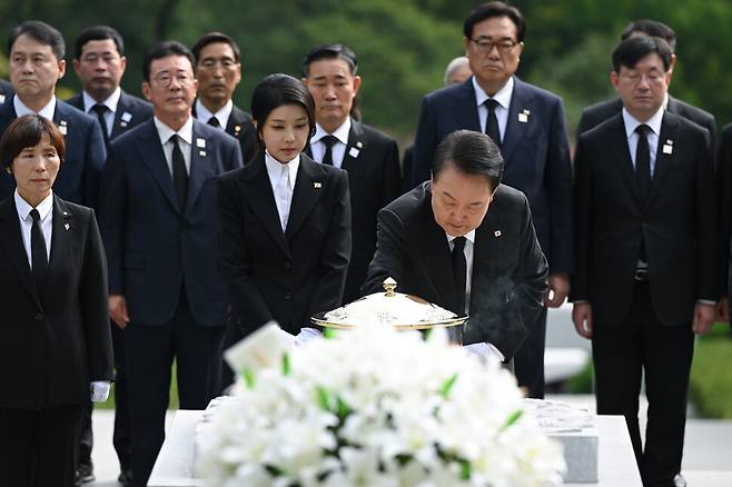 윤석열 대통령과 부인 김건희 여사가 15일 육영수 여사 50주기를 맞아 서울 동작구 국립서울현충원 내 육 여사 묘역을 찾아 헌화와 분향을 하고 있다. 연합뉴스