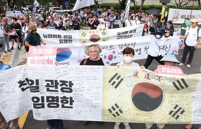 ‘역사왜곡을 반대하는 시민사회단체’ 회원들이 15일 오후 서울 용산구 효창공원에서 ‘국민과 함께하는 제79주년 광복절 기념식’을 한 뒤 ‘친일 뉴라이트 논란’이 있는 김형석 독립기념관장의 임명 철회를 촉구하며 대통령실을 향해 행진하고 있다. 백소아 기자 thanks@hani.co.kr