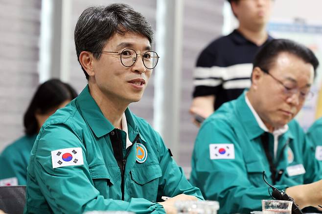 2024년 8월5일 오후 전남 순천시 주암댐 전망대에서 열린 ‘주암댐 현장 방문·기후대응댐 관련 지자체장 면담\'에서 김완섭 환경부 장관이 발언하고 있다. 연합뉴스