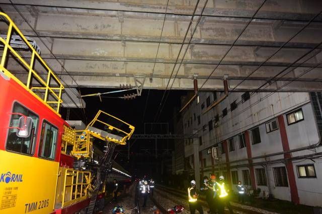 9일 오전 서울지하철 1호선 구로역에서 상행선 모터카 상부 작업대가 다른 선로 점검 차량과 부딪히는 사고가 발생했다. 구로소방서 제공