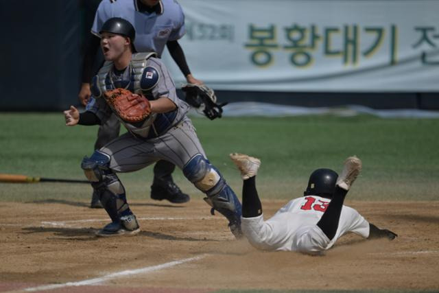 중앙고 성미르가 15일 TNPBA와의 경기에서 6회말 홈으로 쇄도하고 있다. 하상윤 기자