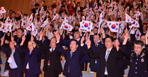 유정복 인천광역시장이 15일 아트센터인천에서 열린 '제79주년 광복절 경축행사'에서 참석자들과 만세 삼 창을 하고 있다. [사진=인천시]