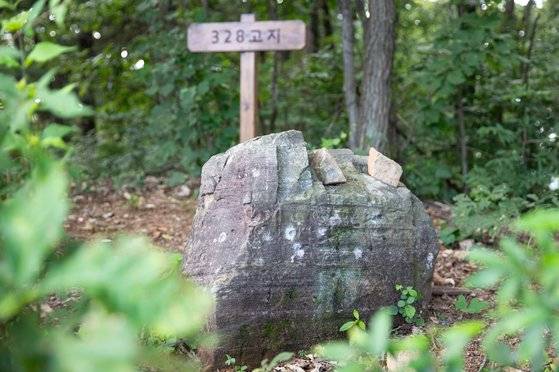 328고지 정상부에 있는 바위에 총탄 자국이 선명하다. 12일간 15번 주인이 바뀔 만큼 처절했던 전투의 현장이다.