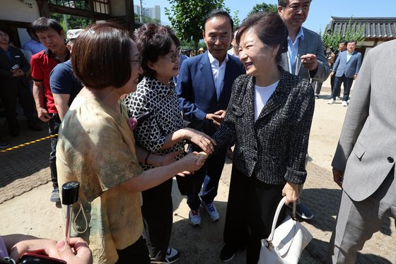 박근혜 전 대통령이 모친인 고 육영수 여사의 서거 50주기를 하루 앞둔 14일 충북 옥천에 있는 어머니 생가를 방문, 시민들과 인사하고 있다.연합뉴스. 무단 전재 재배포 금지, AI 학습 및 활용 금지〉