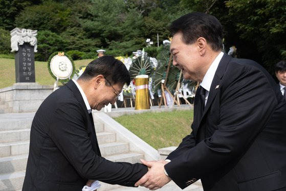 윤석열 대통령이 15일 육영수 여사 서거 50주기를 맞아 서울 동작구 국립서울현충원 내 육영수 여사 묘역을 찾아 유족인 박지만 회장과 인사하고 있다. 사진 대통령실