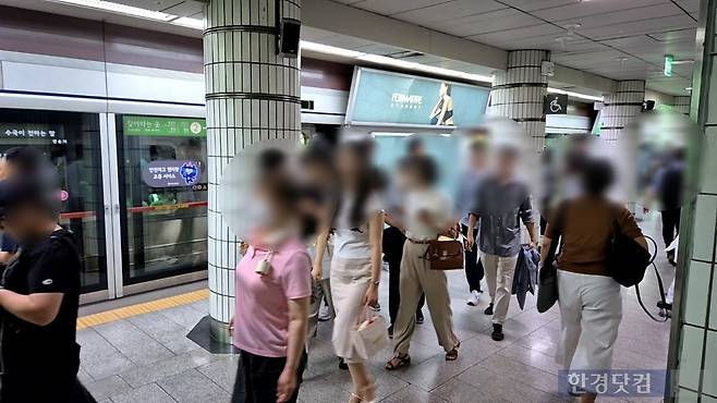 14일 출근 시간대 서울 지하철 1호선 시청역 / 사진=성진우 기자