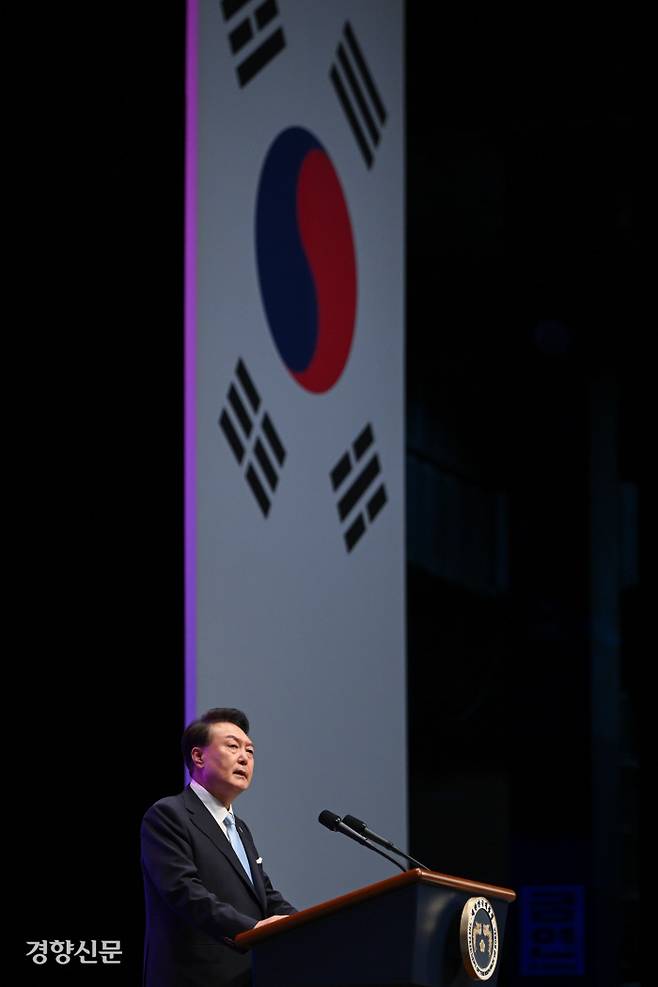 경축사 하는 윤 대통령 윤석열 대통령이 15일 서울 종로구 세종문화회관에서 열린 제79주년 광복절 경축식에서 경축사를 하고 있다. 대통령실사진기자단