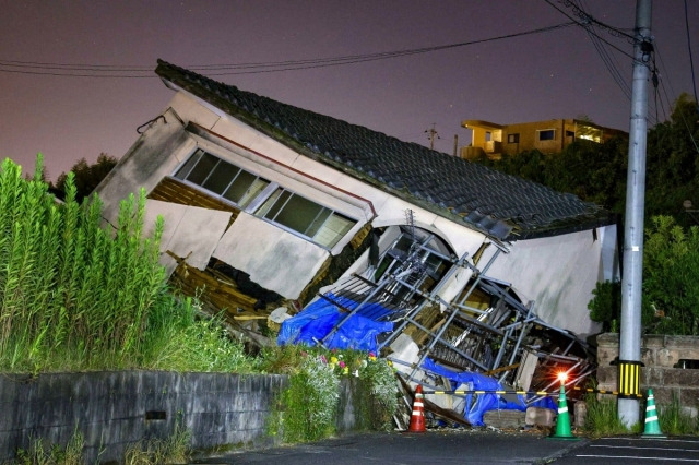 지난 8일 일본 가고시마에서 발생한 지진으로 무너진 주택. 로이터연합뉴스