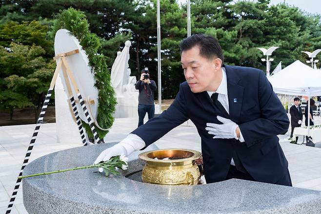 [수원=뉴시스] 15일 오전 이재준 경기 수원시장이 수원시 현충탑을 찾아 순국선열과 호국영령의 숭고한 넋을 기리기 위해 헌화를 하고 있다. (사진=수원시 제공) 2024.08.15. photo@newsis.com *재판매 및 DB 금지