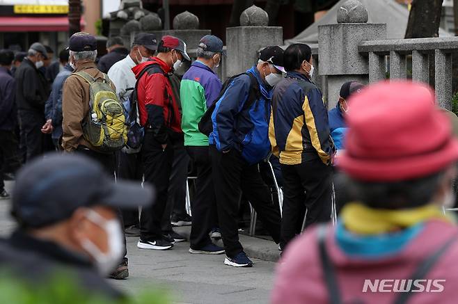 [서울=뉴시스] 서울 종로구 탑골공원 인근에서 어르신들이 장기를 두고 있다. (사진은 기사와 관련이 없습니다.) ivertrent@newsis.com