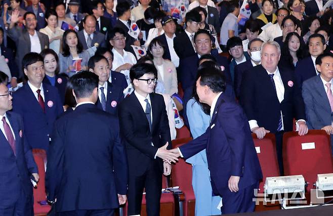 [서울=뉴시스] 조수정 기자 = 윤석열 대통령이 15일 서울 종로구 세종문화회관에서 열린 제79주년 광복절 경축식을 마친 뒤 한동훈 국민의힘 대표와 악수하고 있다. 2024.08.15. chocrystal@newsis.com