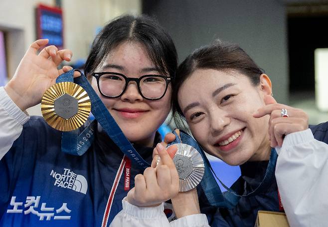 2024 파리올림픽 사격 여자 10m 공기권총 시상식에서 금, 은메달을 획득한 오예진과(왼쪽) 김예지가 메달을 들어 보이고 있다. 올림픽사진공동취재단