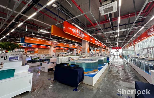 ▲ 인천국제수산물타운에서 유일하게 영업 중인 수산물판매업체. 시행사 대표가 김용균 씨를 포함한 수분양자들의 동의 없이 임대차 이중계약을 맺어 들어온 곳이다. ⓒ셜록