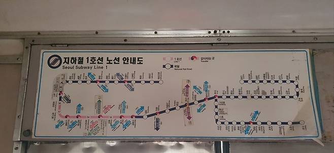 서울지하철 1호선 개통 50주년을 이틀 앞둔 지난 12일 서울 양천구 신정차량사업소(신정차량기지)에 세워진 1974년 8월15일 개통된 ‘종로선’을 달렸던 1호선 열차 내부의 지하철 노선도. 1호선(빨간색)과 국철(군청색)의 노선 색깔이 달라 주목된다. 김동환 기자