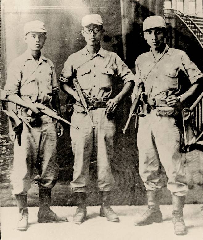 한국광복군에 속해있던 노능서, 김준엽, 장준하(왼쪽부터)씨가 카빈총을 든 채 서 있다. 세계일보 자료사진