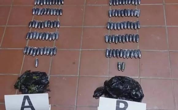 20대 남자와 10대 여자가 소지하고 있던 코카인 캡슐. (출처=볼리비아 경찰)