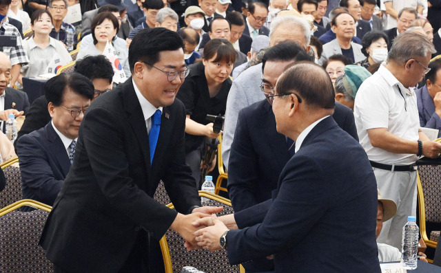 이종찬(오른쪽) 광복회장이 15일 서울 용산구 백범김구기념관 컨벤션홀에서 광복회 주최로 열린 '제79주년 광복절 기념식'에서 박찬대 더불어민주당 대표 직무대행 겸 원내대표와 악수하고 있다. 오승현 기자