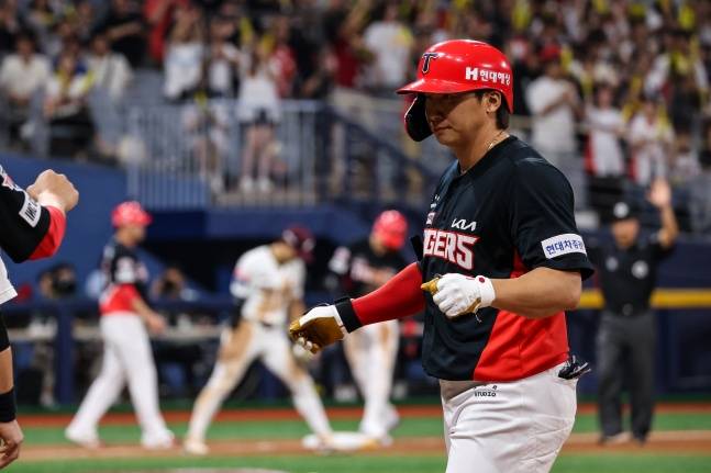 KIA 나성범(오른쪽)이 14일 고척 키움전에서 안타로 출루에 성공했다. /사진=KIA 타이거즈 제공