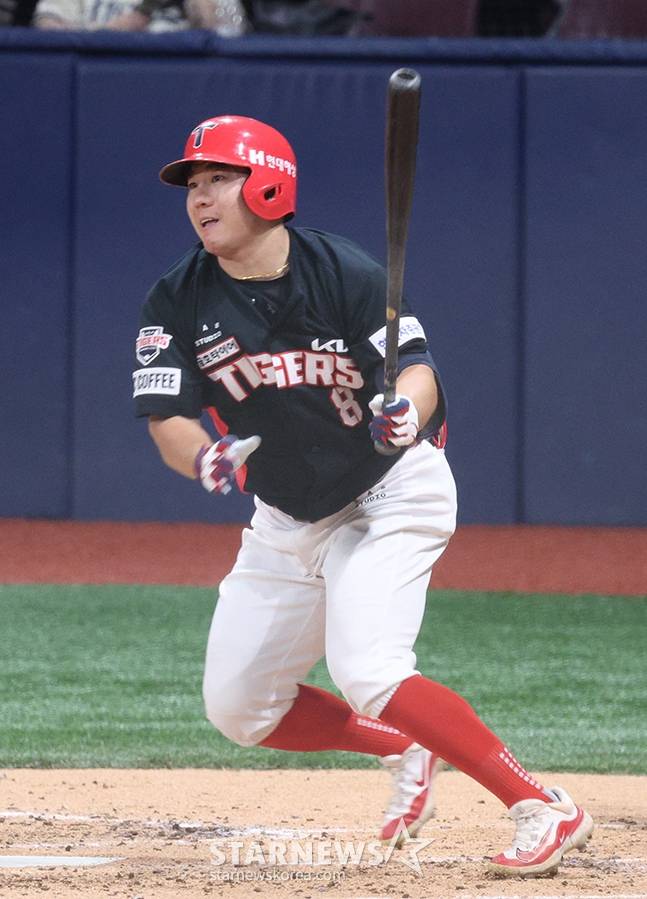 '2024 신한 SOL 뱅크 KBO리그' 키움-KIA전이 13일 서울 고척스카이돔에서 열렸다. KIA 이창진이 3회초 무사에서 호쾌한 타격을 선보이고 있다./사진=김진경 대기자