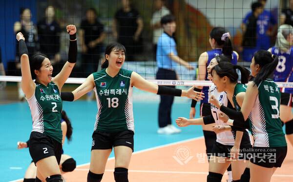 '김도아-김나희-이연재 삼각편대 활약' 수원특례시 女배구, 이연재 환호.