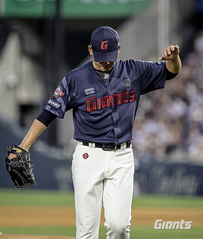 롯데 투수 김진욱은 14일 잠실구장에서 열린 '2024 신한 SOL Bank KBO 리그' 두산과 주중 3연전 두 번째 맞대결에서 선발 등판했다. 이날 5이닝 1실점으로 두산 타선을 잘 막아내 팀 승리에 힘을 보탰다. 롯데 자이언츠