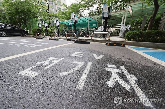 지상에 설치된 전기차 충전시설 [연합뉴스 자료사진]