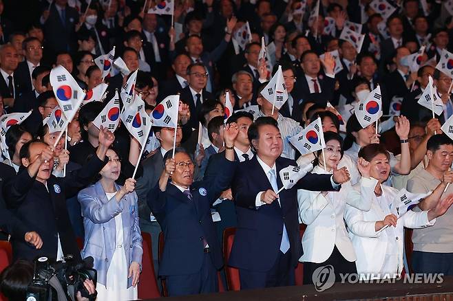 윤석열 대통령 부부, 제79주년 광복절 만세삼창 (서울=연합뉴스) 진성철 기자 = 윤석열 대통령과 김건희 여사가 15일 서울 종로구 세종문화회관에서 열린 제79주년 광복절 경축식에서 이동일 순국선열유족회장 등 참석자들과 만세삼창을 하고 있다.  2024.8.15   [대통령실통신사진기자단] zjin@yna.co.kr