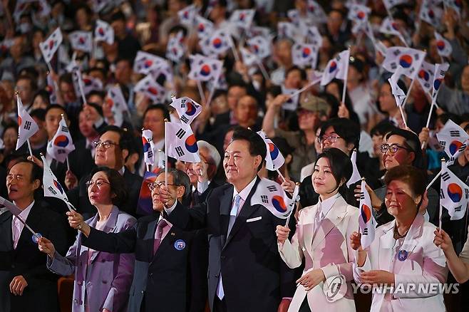 윤석열 대통령 부부, 제79주년 광복절 경축식 참석 (서울=연합뉴스) 진성철 기자 = 윤석열 대통령과 김건희 여사가 15일 서울 종로구 세종문화회관에서 열린 제79주년 광복절 경축식에서 태극기를 흔들고 있다.  2024.8.15   [대통령실통신사진기자단] zjin@yna.co.kr