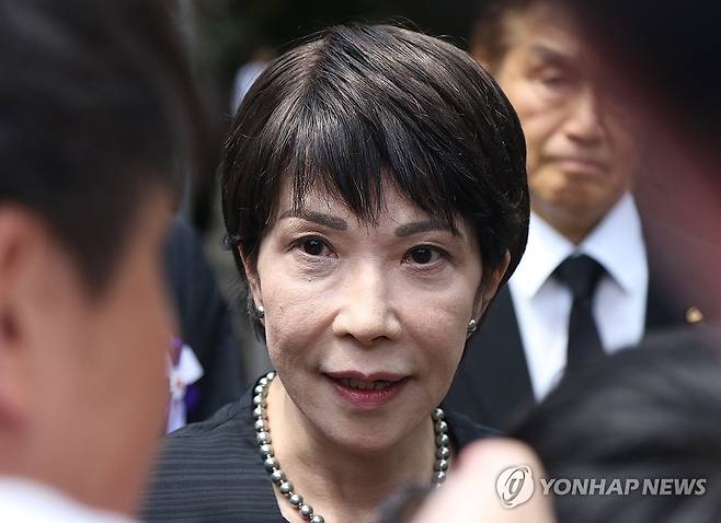 야스쿠니신사 참배한 다카이치 일본 경제안보담당상 (도쿄=연합뉴스) 박상현 특파원 = 다카이치 사나에 일본 경제안보담당상이 일본 패전일인 15일 태평양전쟁 A급 전범이 합사된 도쿄 지요다구 야스쿠니신사를 참배한 후 기자들의 질문에 답하고 있다. 2024.8.15