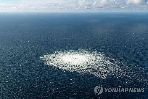 2022년 9월27일 덴마크 해역에서 해저가스관 노르트스트림 2에서 가스가 분출되고 있는 모습 [덴마크 국방부 제공/AFP 연합뉴스 자료사진. 재판매 및 DB 금지]