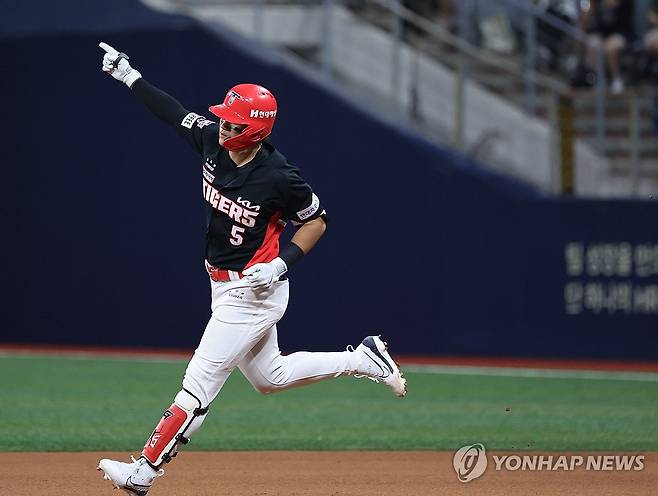 역대 최연소 30홈런-30도루의 위엄 (서울=연합뉴스) 이지은 기자 = 15일 오후 서울 구로구 고척스카이돔에서 열린 프로야구 KIA와 키움의 경기. 5회초 1사 1루 상황에서 KIA 김도영이 투런홈런을 치며 30홈런-30도루 최연소 기록을 달성, 그라운드를 달리고 있다. 2024.8.15 jieunlee@yna.co.kr