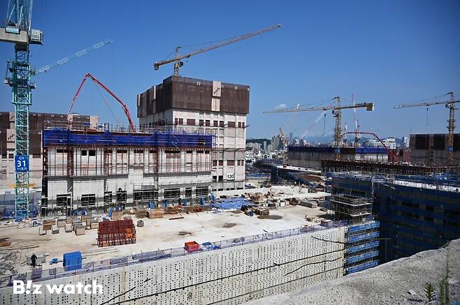 현대건설이 16일 서울 서초구 방배동에 3000여 세대 규모로 들어서는 '디에이치 방배'의 견본주택을 개관하고 있다./사진=이명근 기자 qwe123@