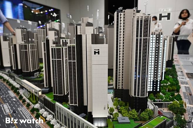 현대건설이 16일 서울 서초구 방배동에 3000여 세대 규모로 들어서는 '디에이치 방배'의 견본주택을 개관하고 있다./사진=이명근 기자 qwe123@