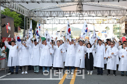 15일 제79주년 광복절을 맞아 대전역 인근 과거존에서 현재존 중앙로 특설무대까지 500m 구간에 걸쳐 광복절 퍼레이드가 진행되고 있다. (사진=대전시 제공)