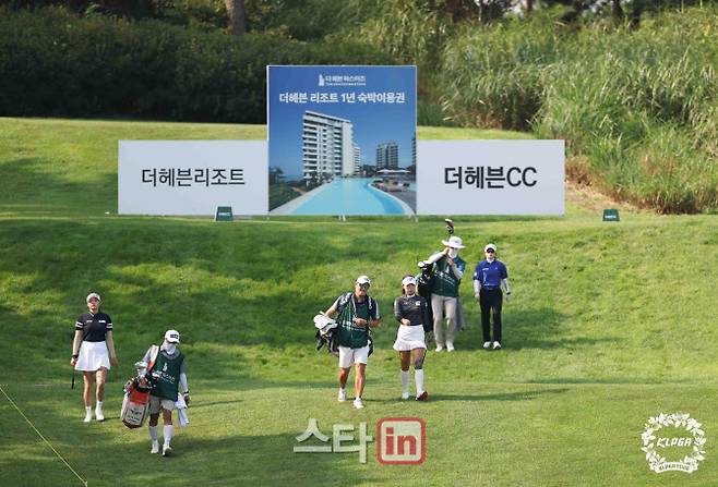 선수들이 홀인원 부상이 걸린 12번홀 티샷을 끝낸 뒤 그린을 향해 이동하고 있다. (사진=KLPGA)