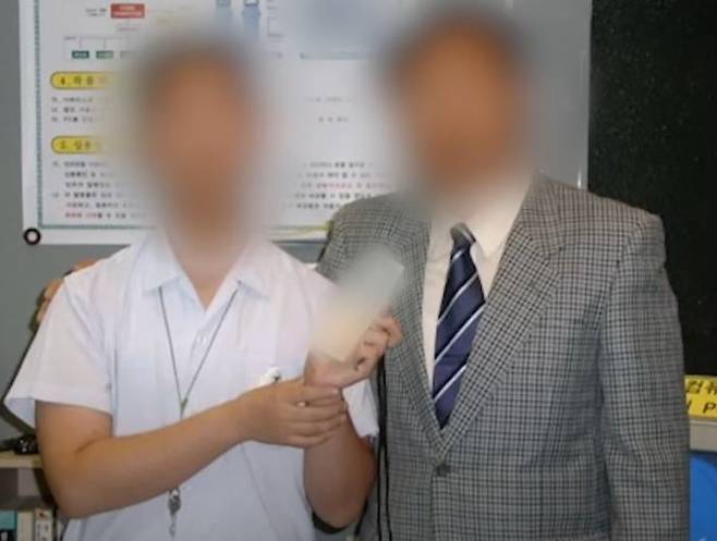 10대에 벤처회사를 창업해 청와대에 초청받기도 했던 A 군(왼쪽). (KBS '스모킹 건')