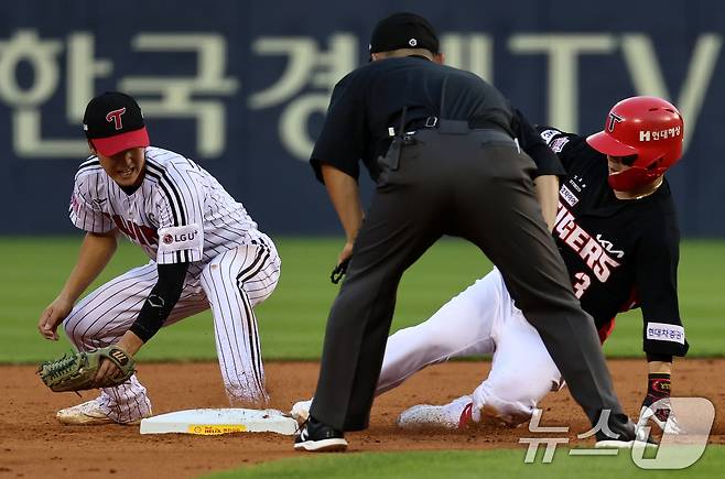 11일 오후 서울 송파구 잠실야구장에서 열린 프로야구 '2024 신한 SOL 뱅크 KBO리그' KIA타이거즈와 LG트윈스의 경기에서 KIA의 4회초 1사 주자 없는 상황때 김선빈이 안타를 친 뒤 2루에 안착하고 있다. 2024.7.11/뉴스1 ⓒ News1 구윤성 기자