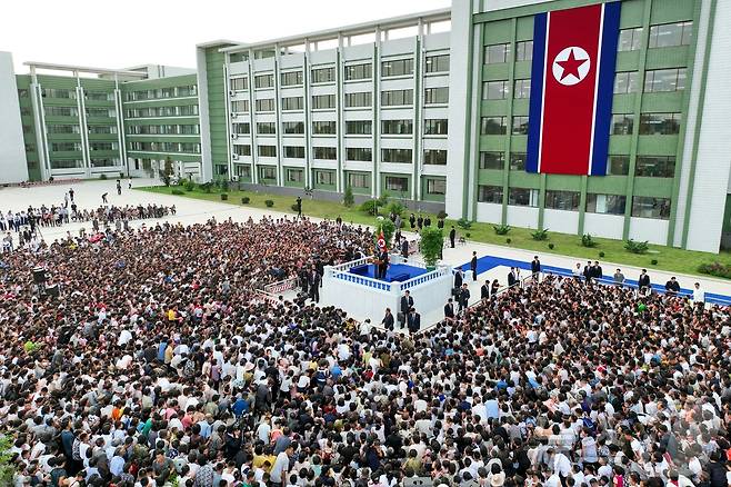 (평양 노동신문=뉴스1) = 북한 노동당 기관지 노동신문은 16일 "어린이들과 학생, 연로자, 병약자, 영예군인, 어린애어머니들 1만 3000여 명이 8월 15일 평양에 도착해 숙소에 입소했다＂면서 ＂김정은 동지께서 몸소 숙소에 나와 여러 지역 수재민들과 상봉했다＂라고 보도했다. [국내에서만 사용가능. 재배포 금지. DB 금지. For Use Only in the Republic of Korea. Redistribution Prohibited] rodongphoto@news1.kr