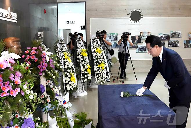 김영록 전라남도지사가 16일 오전 목포 김대중노벨평화상기념관에서 열린 ‘김대중 대통령 서거 15주기 추모식’에 참석해 헌화하고 있다.(전남도 제공) 2024.8.16/뉴스1 ⓒ News1 전원 기자