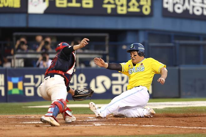 두산 양의지(오른쪽)가 15일 잠실구장에서 열린 2024 KBO리그 롯데전에서 3회말 김재환의 뜬공 때 홈으로 파고들었으나 태그 아웃되고 있다. 사진 | 두산 베어스