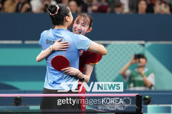 지난 3일(한국시각) 프랑스 사우스 파리 아레나에서 열린 2024 파리 올림픽 탁구 여자 단식 동메달 결정전이 끝난 후 하야타 히나와 신유빈이 포옹을 하고 있다. 사진┃게티이미지코리아