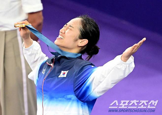 안세영이 5일(한국시각) 프랑스 파리 포르트드라샤펠 경기장에서 열린 파리올림픽 배드민턴 여자 단식 결승전에서 중국 허빙자오와 맞붙어 승리해 금메달을 땄다. 안세영이 시상대에서 금메달을 들어보이고 있다. 파리(프랑스)=정재근 기자 cjg@sportschosun.com/2024.8.5/