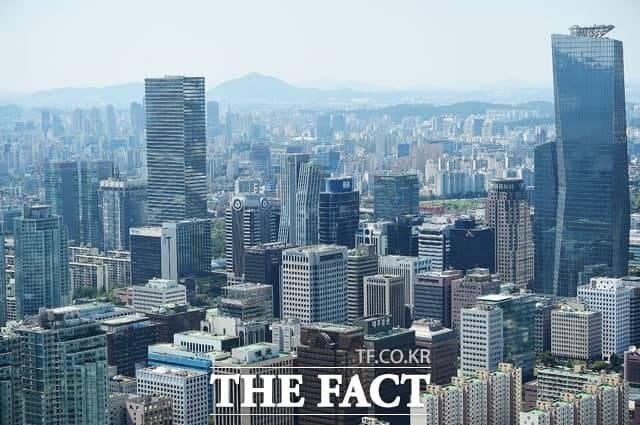 증권가는 YG엔터테인먼트의 2분기 실적 발표 후 잇따라 리포트를 내고 목표주가를 하향헸다. YG엔터테인먼트는 14일 기준 지난해 대비 54.94% 내린 주가를 횡보하고 있다. /더팩트 DB