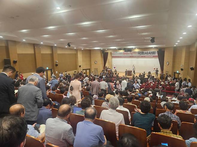 박정희 다큐 호소 영상물 '그리고 목련이 필 때면'이 지난달 국회에서 시사할 때의 장면입니다. 제가 찍었습니다. 갈수록 사람이 늘어 자리가 부족해 저는 통로에 앉아봤습니다. 어르신들의 열기에 값할 수 있는 진짜 박정희 다큐가 언젠간 나왔으면 합니다.
